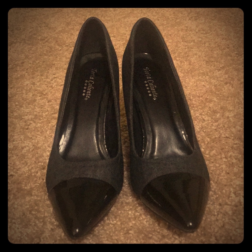 Women’s grey and black pumps